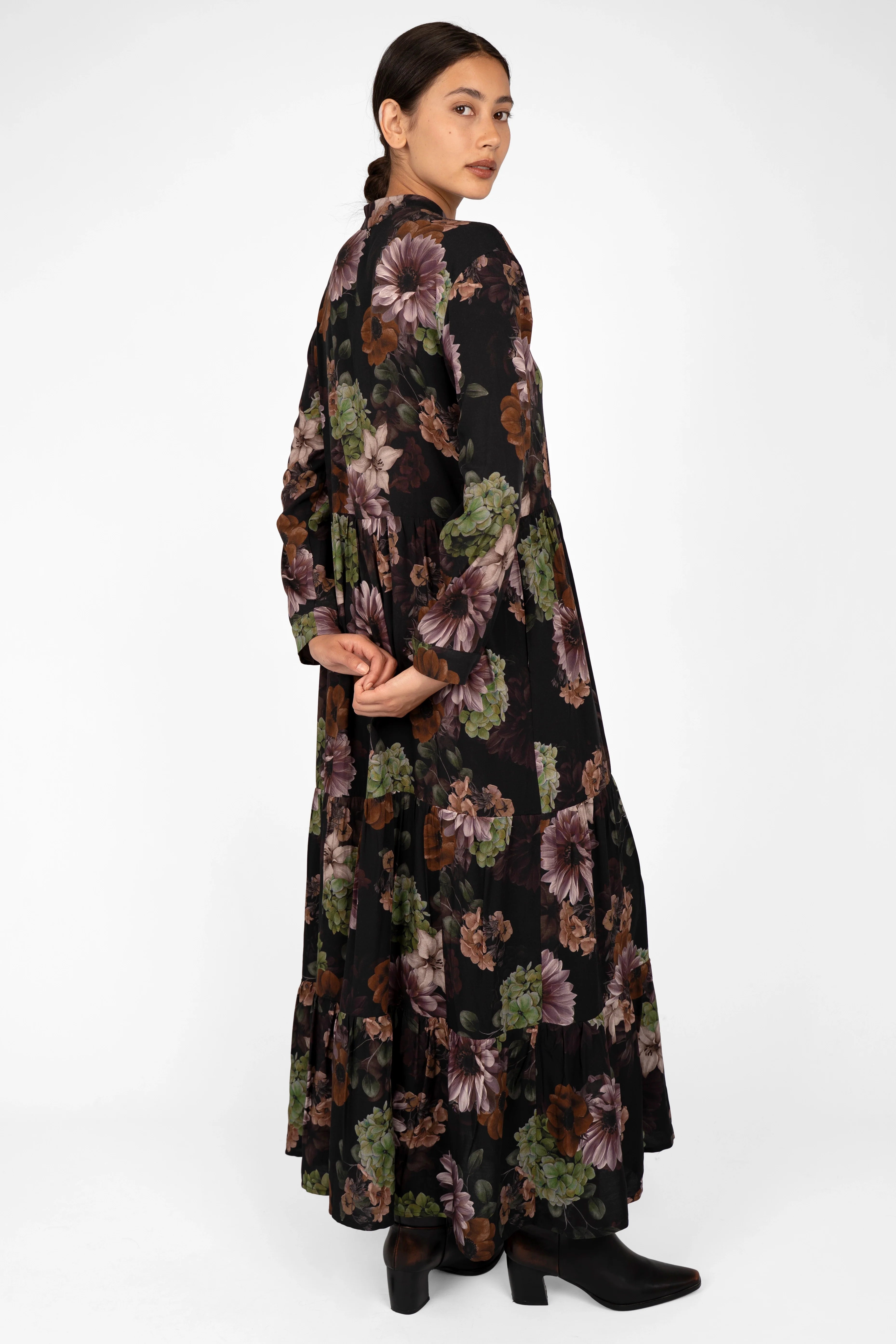 Woman wearing LUSIIA Maxikleid floral print maxi dress with long sleeves and high collar