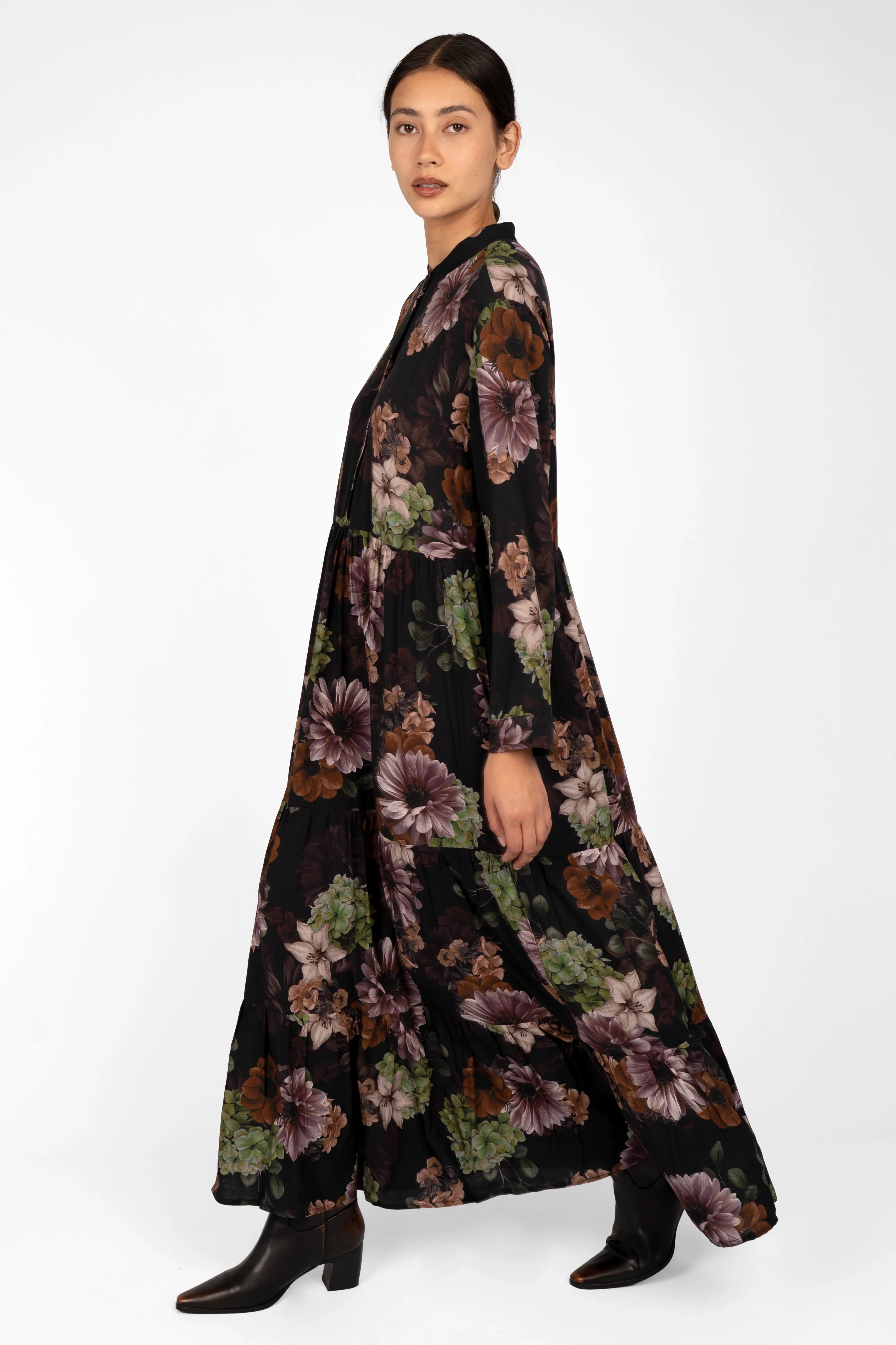 Woman wearing LUSIIA Maxikleid floral print long sleeve maxi dress with buttoned collar and side pockets