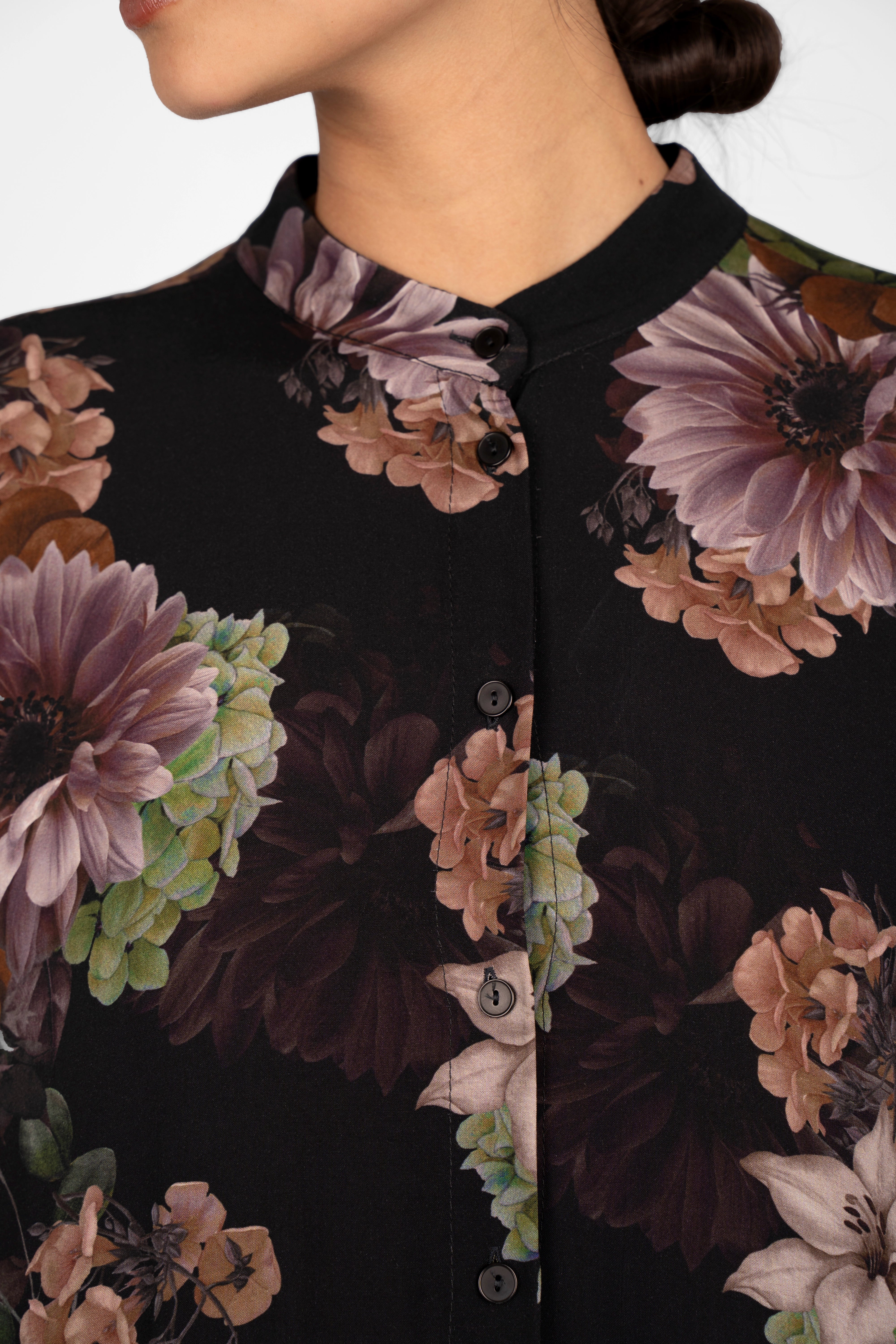 Close-up of LUSIIA Maxikleid black maxi dress with floral all-over print and button-up stand collar neckline