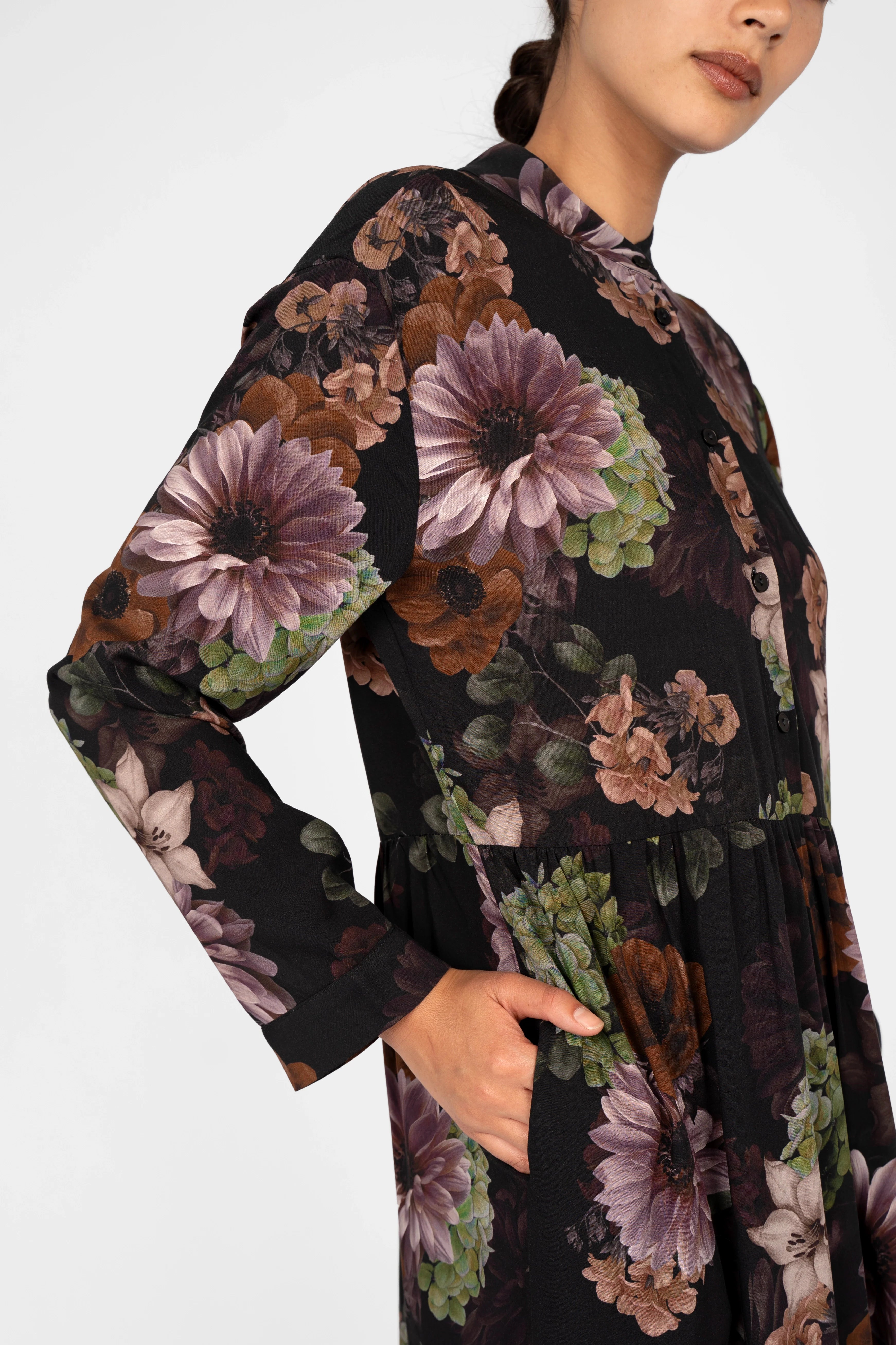 LUSIIA Maxikleid with floral all-over print, long sleeves, button placket, standing collar, and side pockets on black flowing fabric