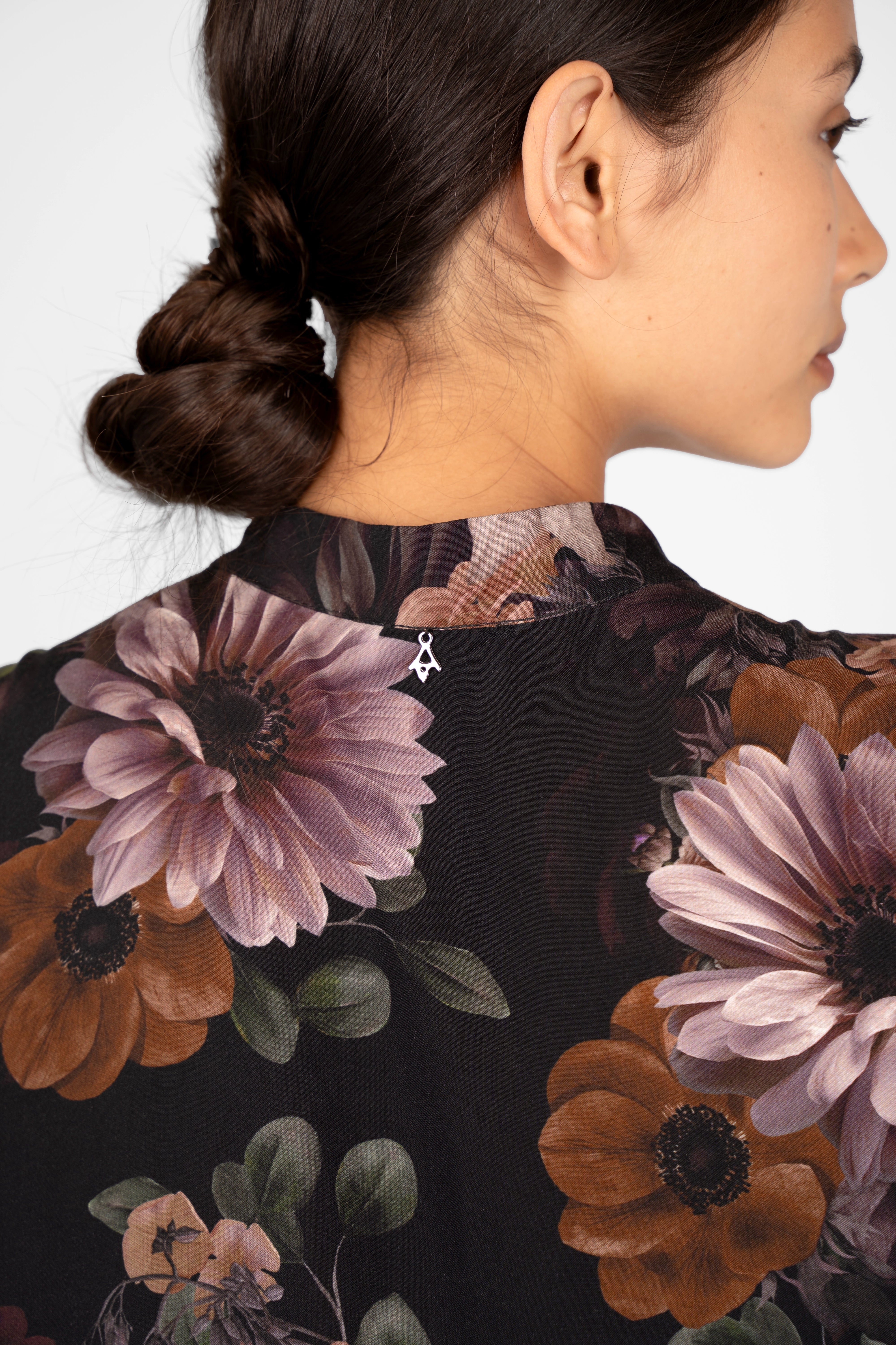 Close-up of back neckline and floral print fabric on LUSIIA Maxikleid maxi dress