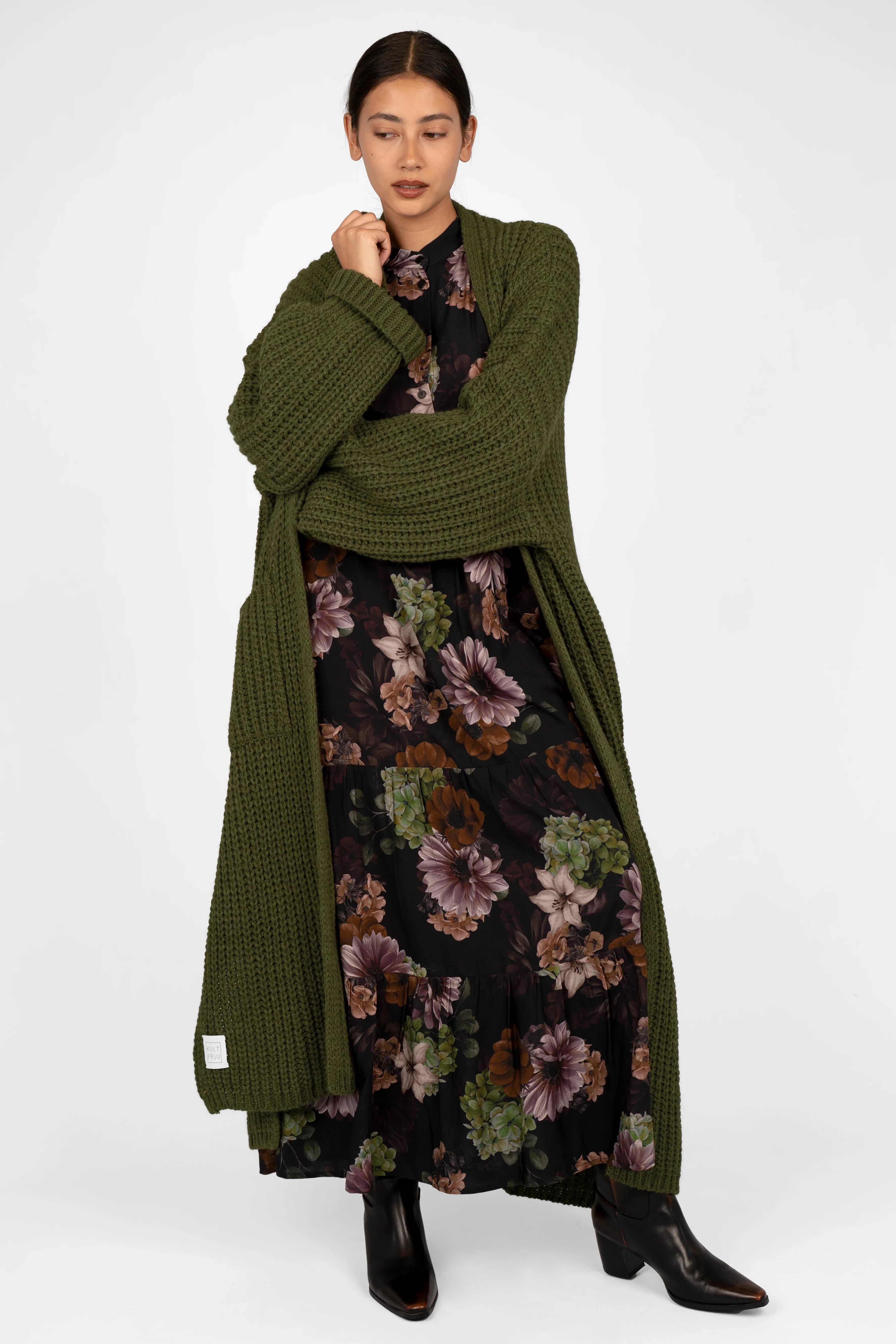 LUSIIA Maxikleid mit floralem All-Over-Print, Stehkragen und gerafften Teilungsnähten in Maxi-Länge