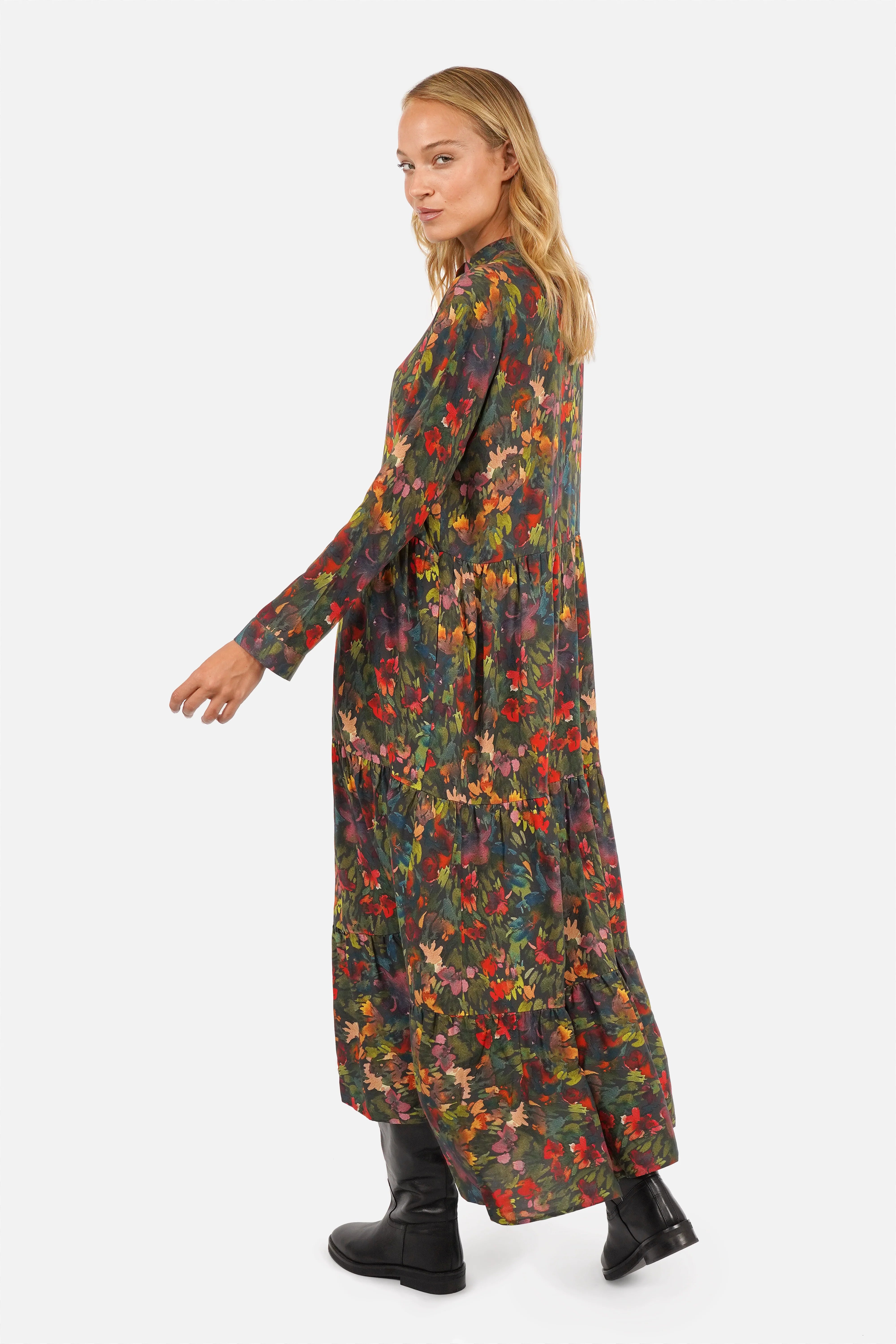 LUSIIA Maxikleid aus fließender Viskose mit All-Over-Print, Stehkragen, Knopfleiste und seitlichen Eingrifftaschen in Regular Fit und Maxi Länge