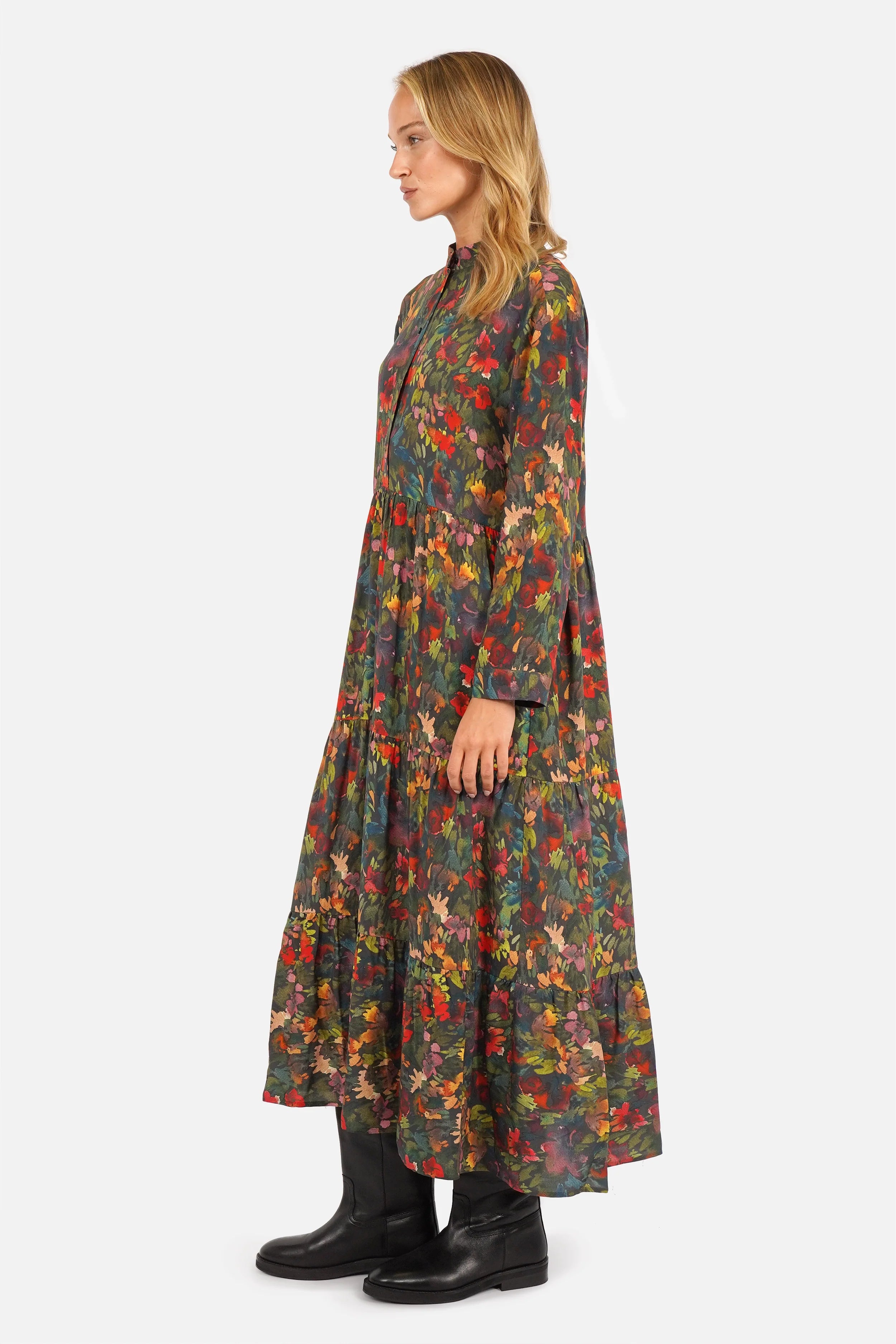 LUSIIA Maxikleid aus fließender Viskose mit All-Over-Print, Stehkragen, Knopfleiste und seitlichen Taschen in Maxi-Länge