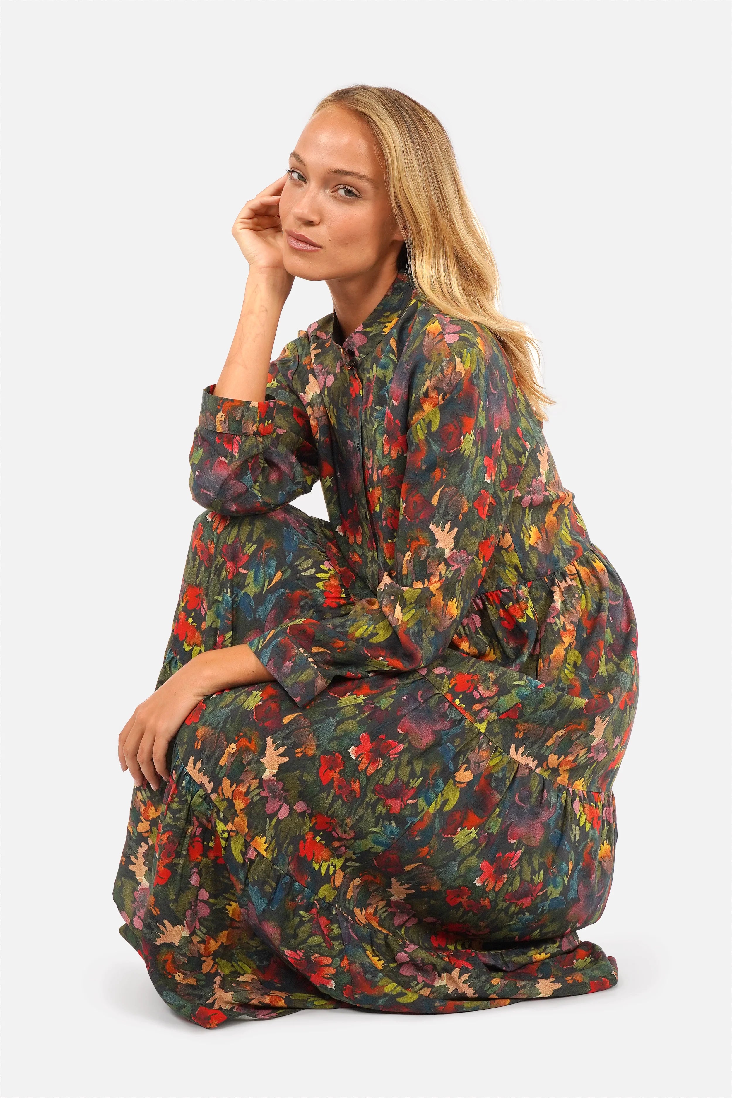 Frau trägt LUSIIA Maxikleid mit All-Over-Print, Stehkragen und langen Ärmeln in Regular Fit