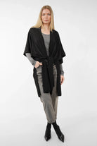 Damen LVIA Kimono aus fließender Viskosemischung mit Metallic-Finish, Schalkragen und weiten Ärmeln in Schwarz