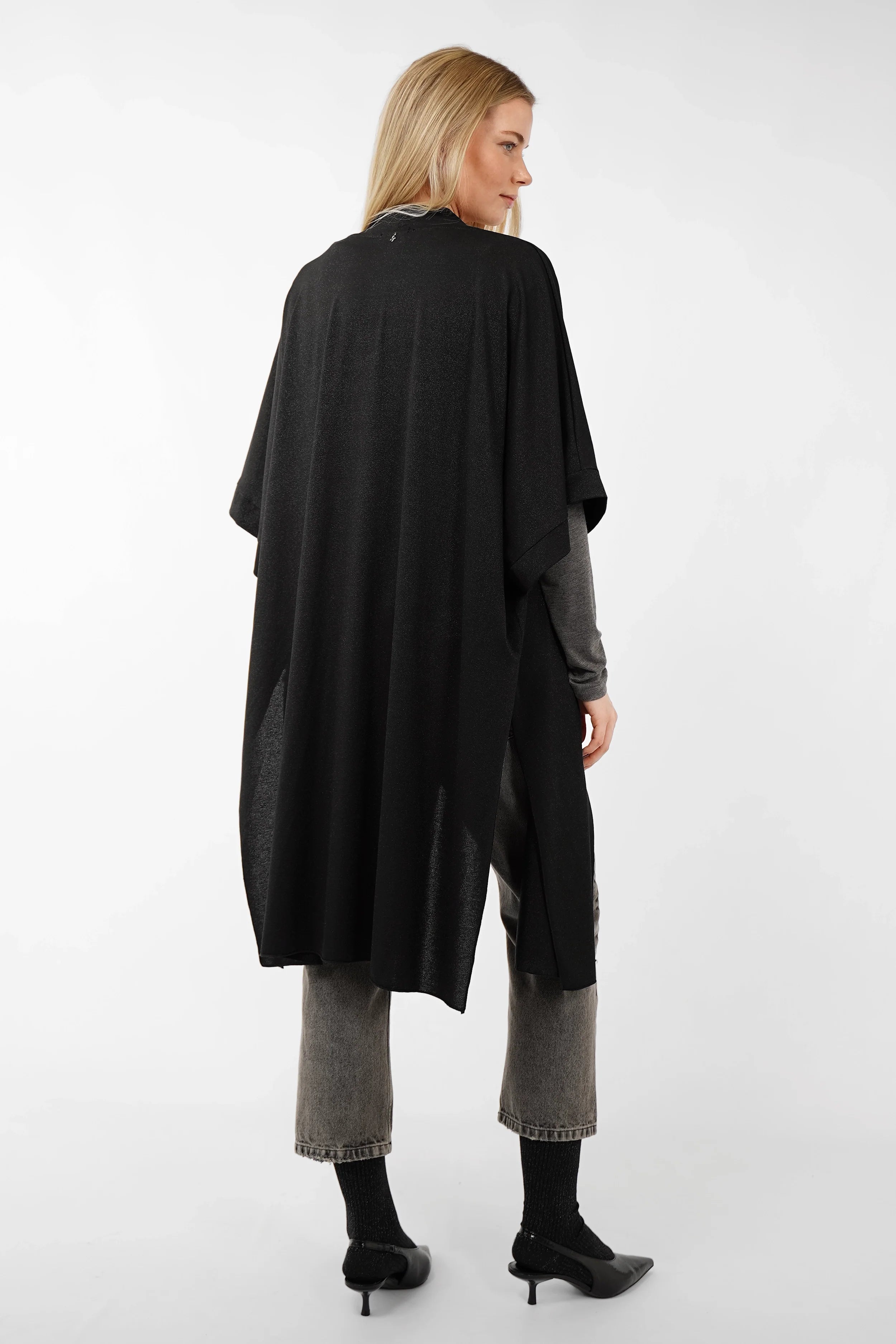 Damen trägt schwarzen LVIA Kimono aus weicher Viskosemischung mit Metallic-Finish und weitem Schnitt, Rückansicht