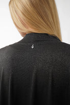 Rückansicht des schwarzen LVIA Kimonos aus Viskosemischung mit Metallic-Finish und Schalkragen