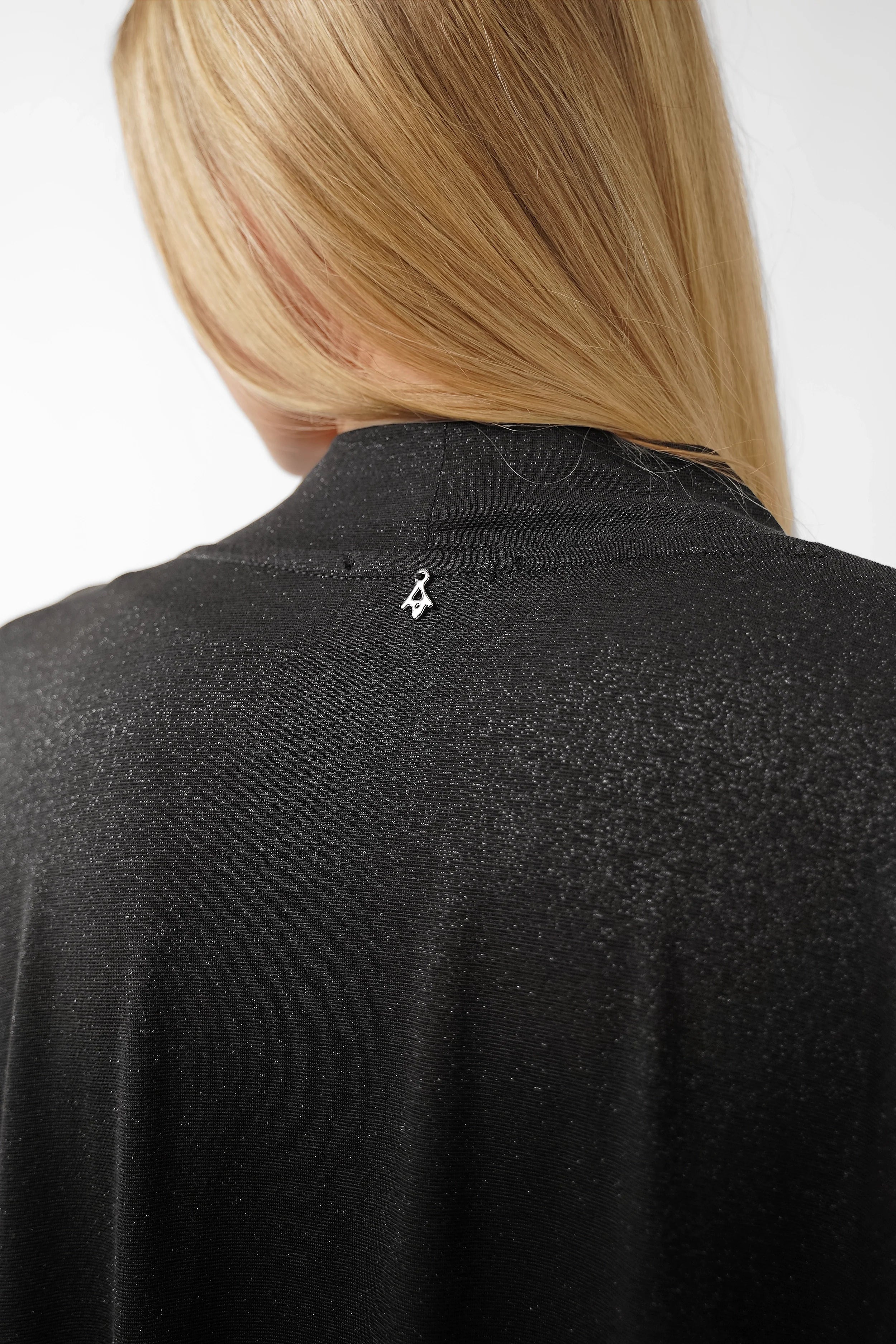 Rückansicht des schwarzen LVIA Kimonos aus Viskosemischung mit Metallic-Finish und Schalkragen