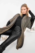 Frau trägt fließenden Kimono aus Viskosemischung mit Metallic-Finish und weiten Fledermausärmeln