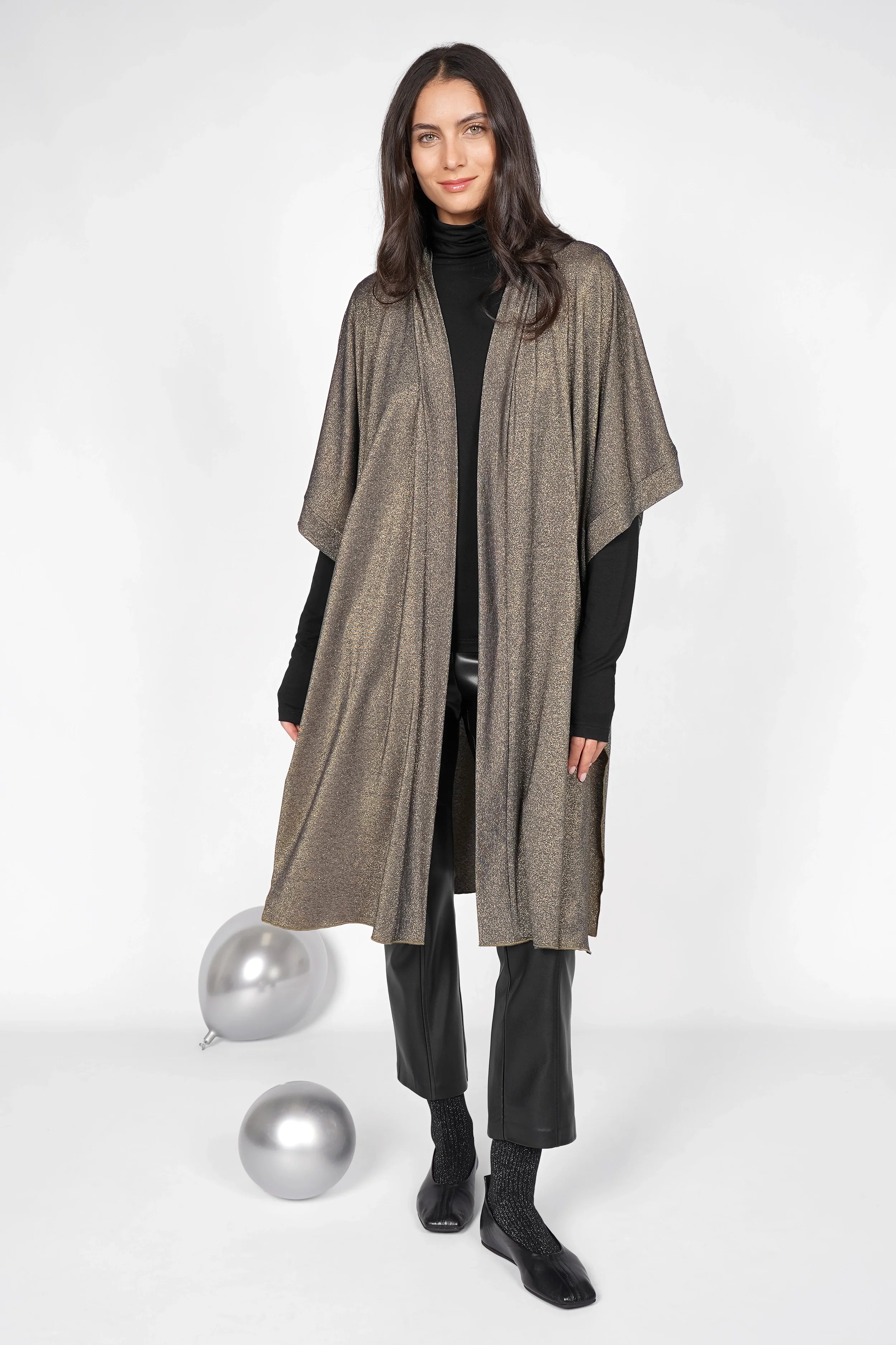 Frau trägt fließenden Kimono aus Viskosemischung mit Metallischem Glitzergarn, Schalkragen und weiten Fledermausärmeln