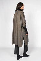 Kimono aus Viskosemischung mit Metallic-Finish, fließende Silhouette, Schalkragen, weite Fledermausärmel, subtiler Schimmer