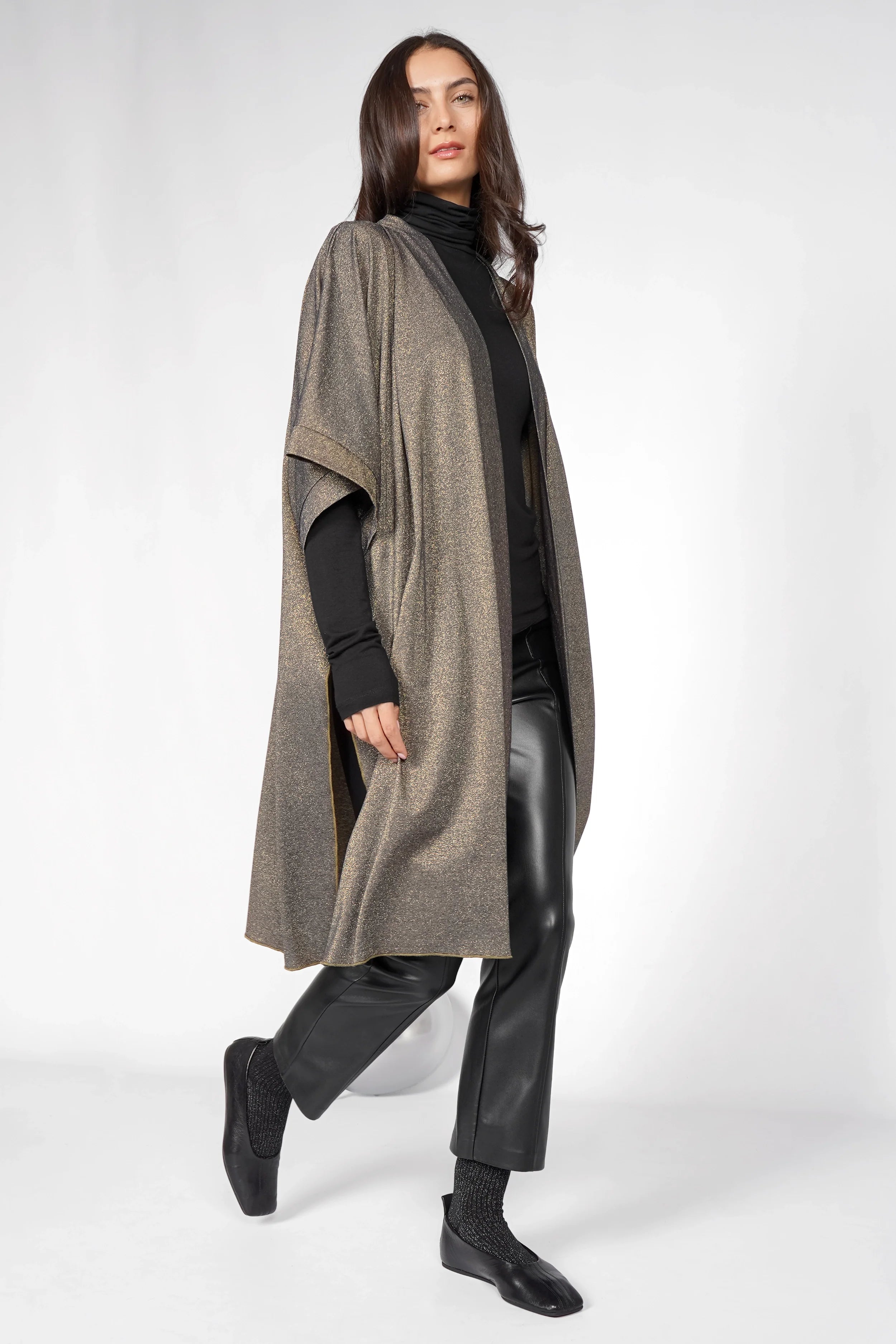 Damen Kimono aus fließender Viskosemischung mit metallic Finish, Schalkragen und weiten Fledermausärmeln, regular fit