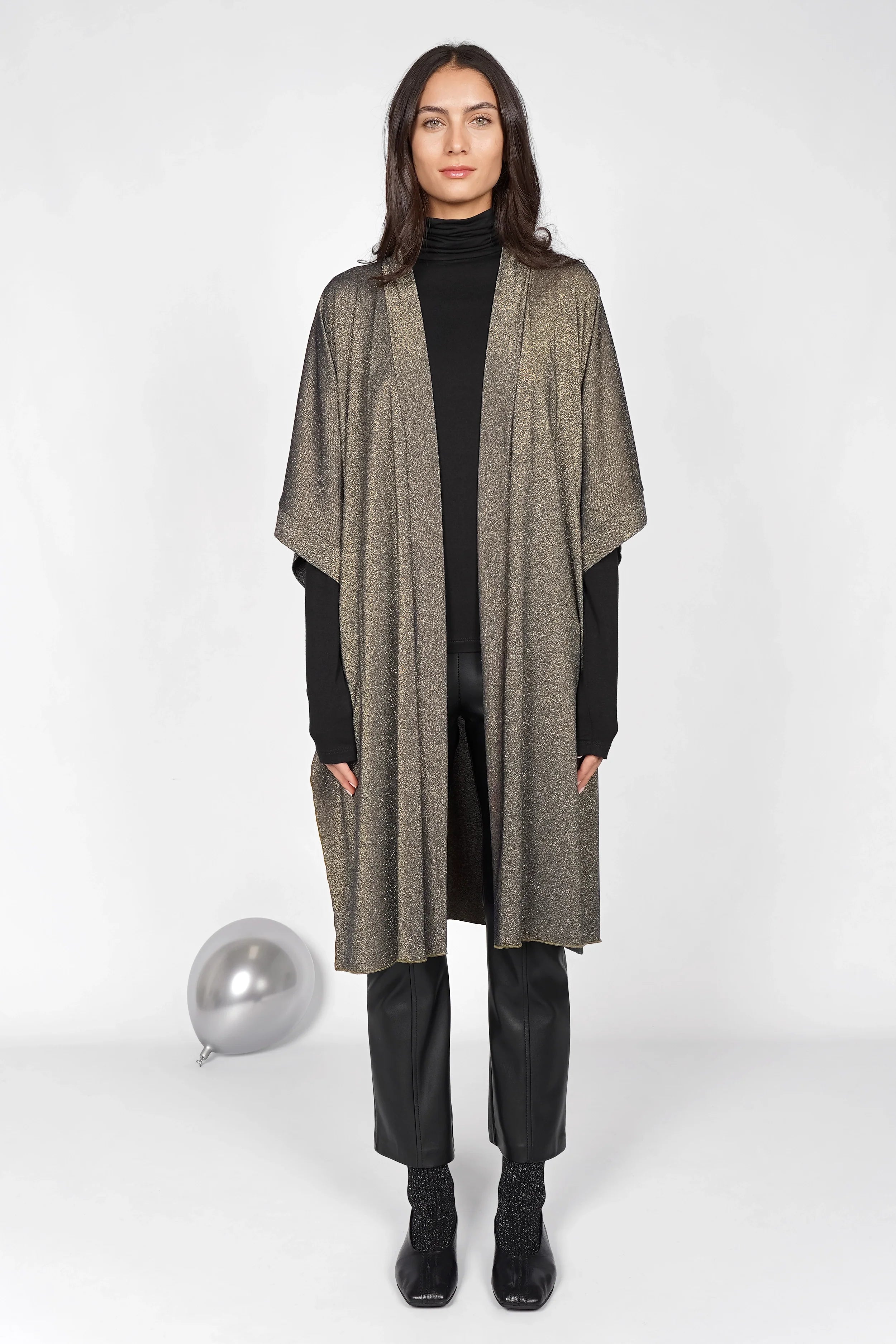 Damen Kimono aus Viskosemischung mit Metallic-Finish, weiter Schnitt, Schalkragen und Fledermausärmel.