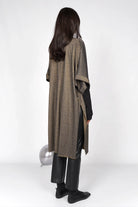 Damen Kimono aus Viskosemischung mit metallic Finish, weite Fledermausärmel und Schalkragen, fließende Silhouette.