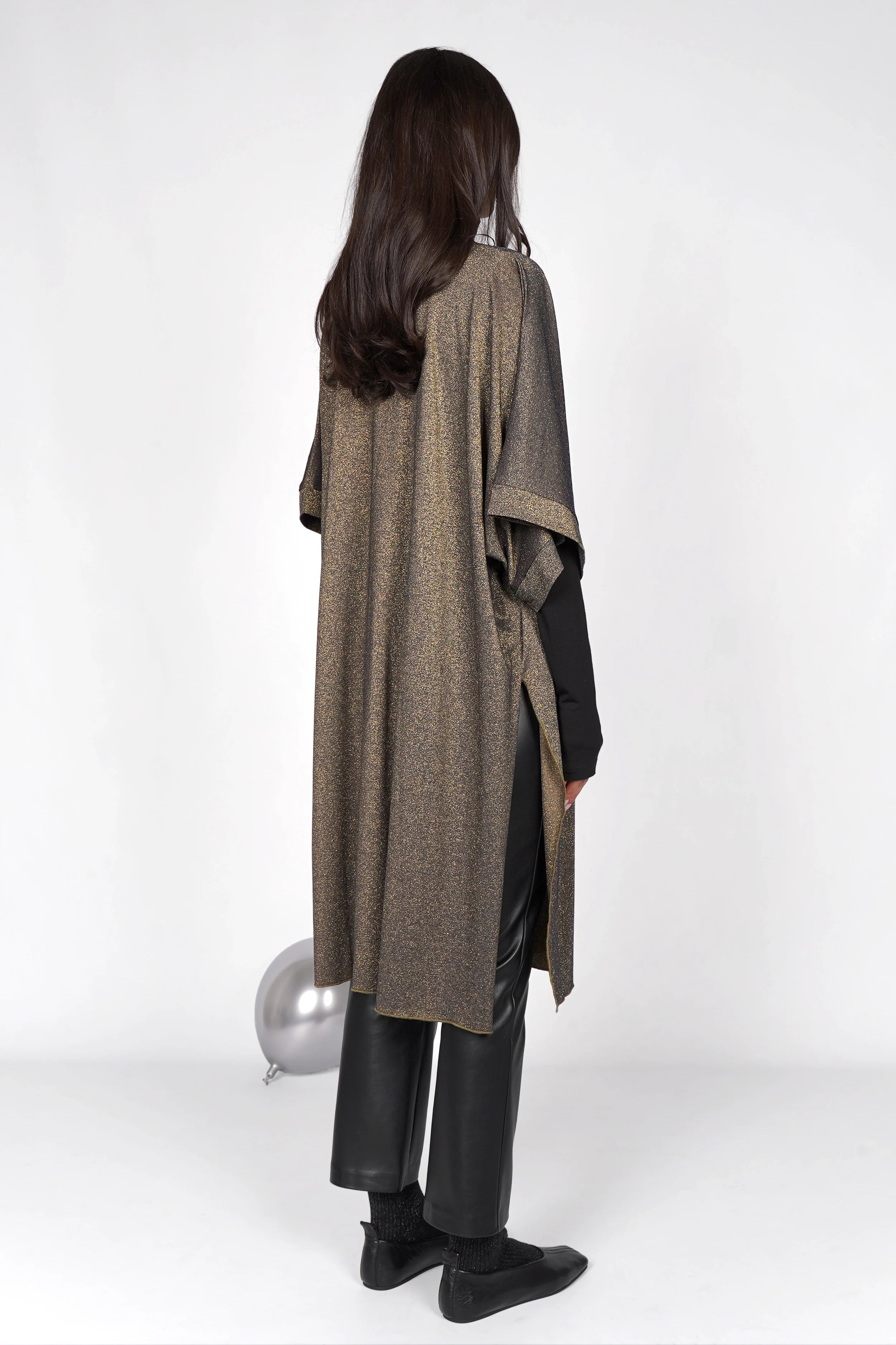 Damen Kimono aus Viskosemischung mit metallic Finish, weite Fledermausärmel und Schalkragen, fließende Silhouette.