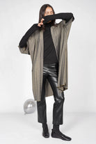 Kimono aus Viskosemischung mit Metallic-Finish, weiter Schnitt und Schalkragen, getragen zu schwarzem Rollkragen und Lederhose