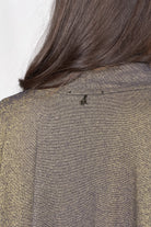 Nahaufnahme des Rückens eines Kimonos aus Viskosemischung mit dezentem Metallic-Finish