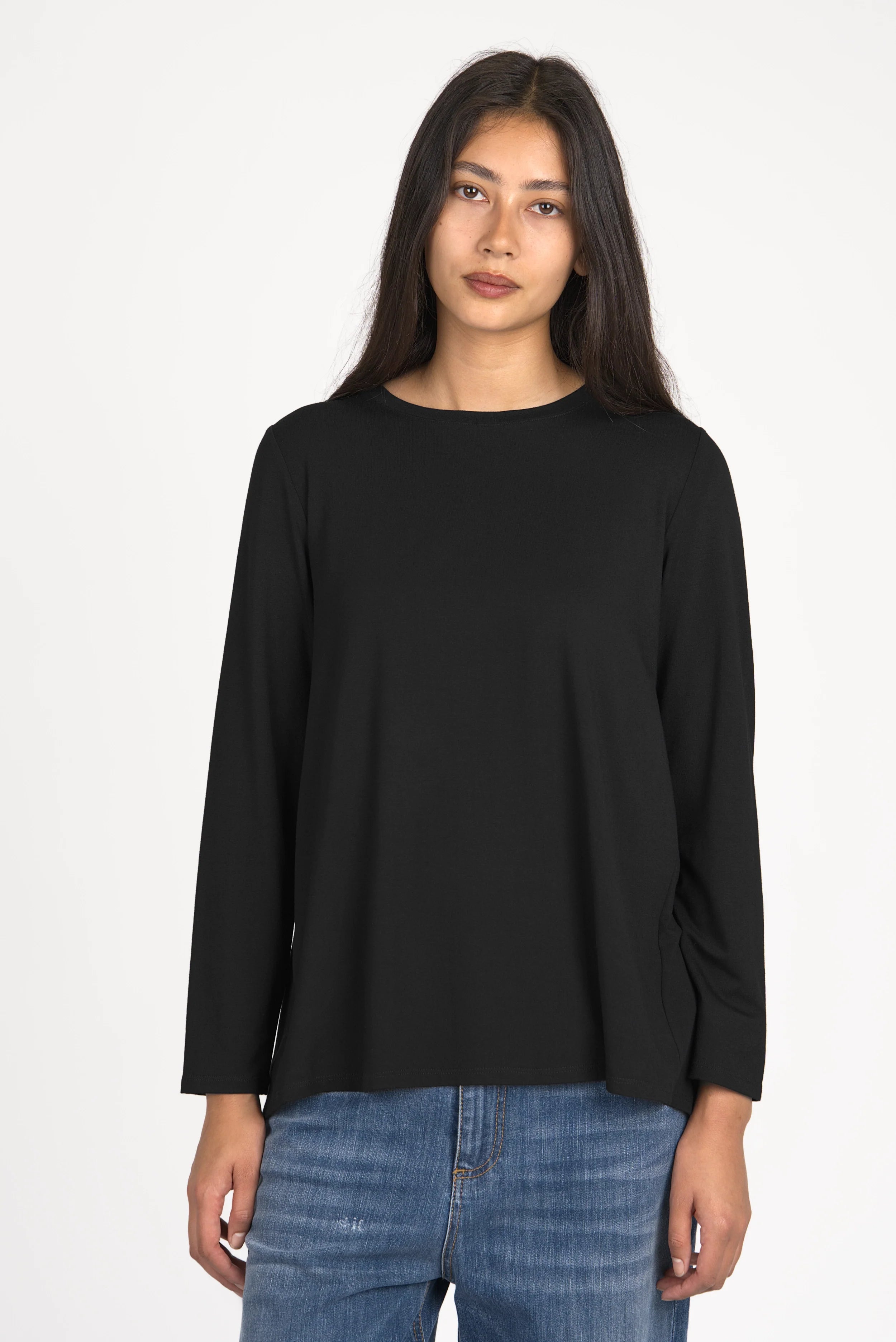 Woman wearing black LYLLDA Viskose Longsleeve with round neckline and relaxed fit.