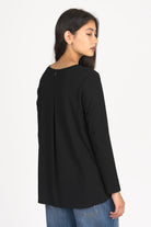 Woman wearing black LYLLDA Viskose Longsleeve with A-line fit and back pleat detail