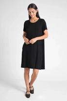 LYLLDA Kurzarm A-Linie Kleid aus Viskose, rundem Ausschnitt und Rückenfalte.