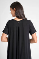 LYLLDA Kurzarm A-Linie Kleid in Schwarz mit Rundhalsausschnitt und Rückenfalte, Model von hinten.