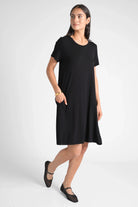 LYLLDA Kurzarm A-Linie Kleid aus Viskose mit Rückenfalte, rundem Ausschnitt und Eingriffstaschen, getragen von einem Model.