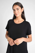 LYLLDA Kurzarm A-Linie Kleid in Schwarz mit Rundhalsausschnitt und eleganter Rückenfalte.