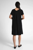 LYLLDA Kurzarm A-Linie Kleid in Schwarz, mit Rundhalsausschnitt und Rückenfalte.