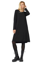 Schwarzes LYLLDA A-Linie Kleid aus weicher Viskose mit Rundhalsausschnitt und durchgehender Rückenfalte