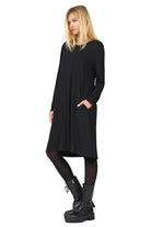 Schwarzes A-Linie Kleid aus weicher Viskose mit Rundhalsausschnitt und seitlichen Taschen