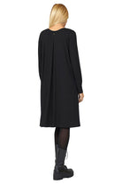 Schwarzes A-Linie Kleid aus weicher Viskose mit Rückenfalte und Rundhalsausschnitt