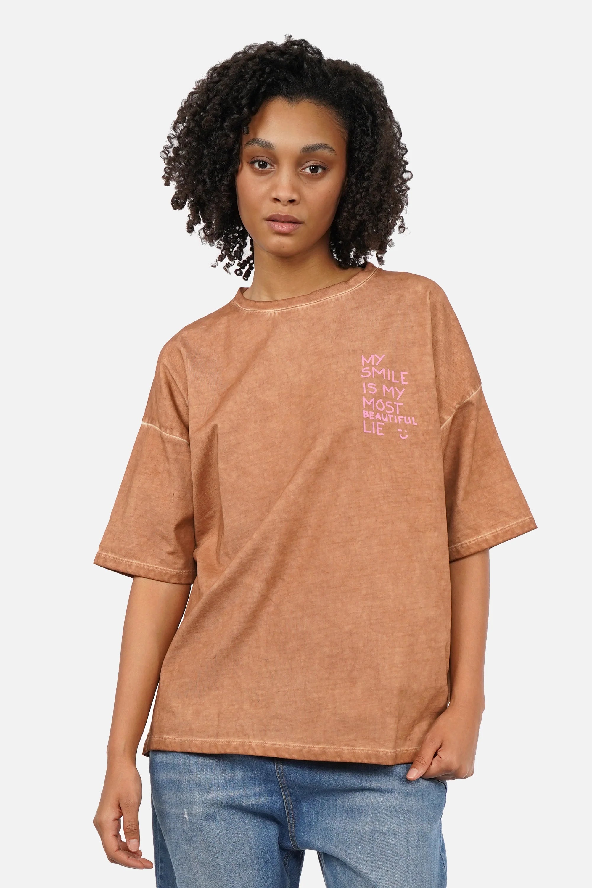 Maela.K T-Shirt in heavy cotton with garment-dye, round neck, short sleeves, and front print in regular fit.
