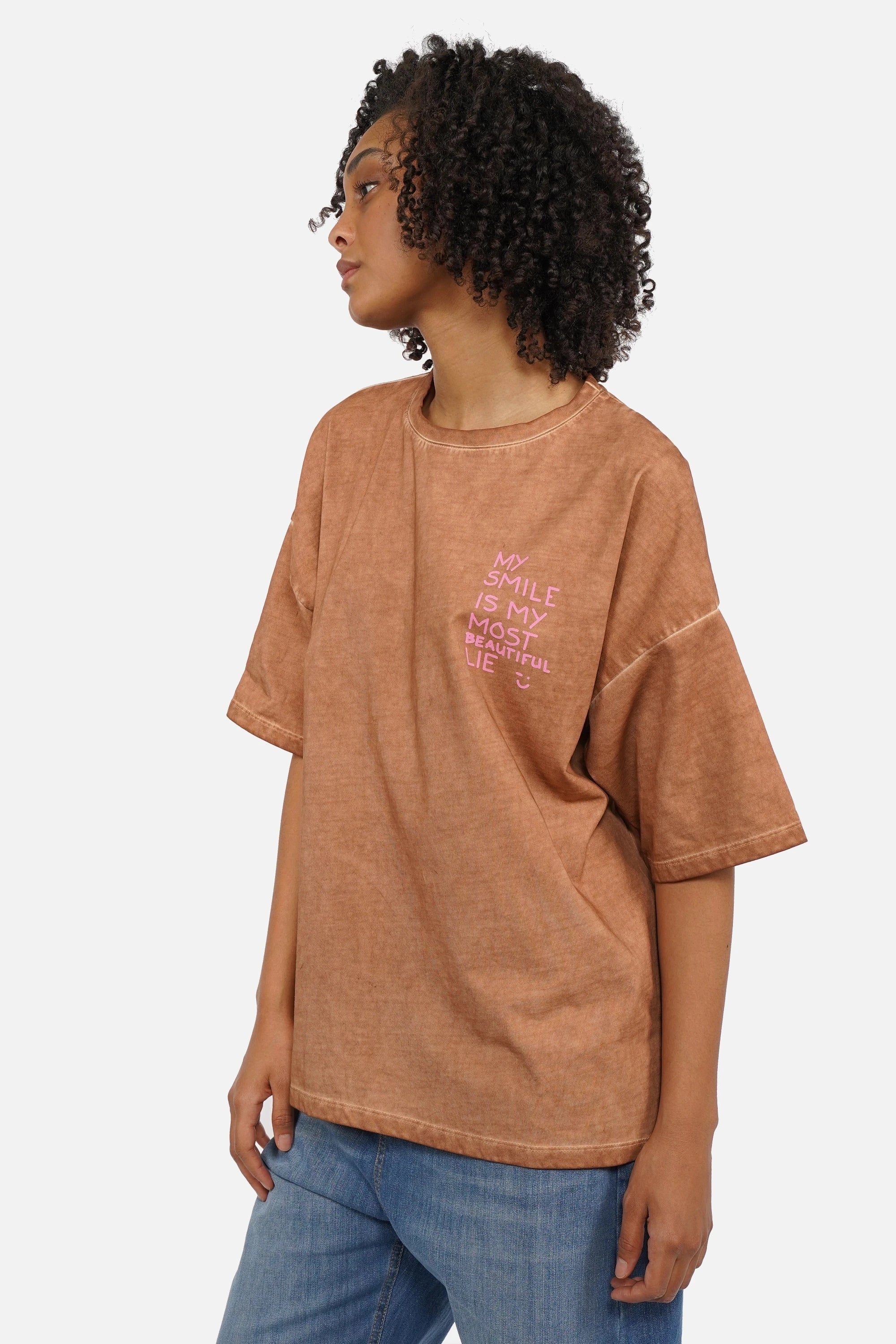 Maela.K T-Shirt heavy cotton garment-dye boxy fit with front print and round neckline
