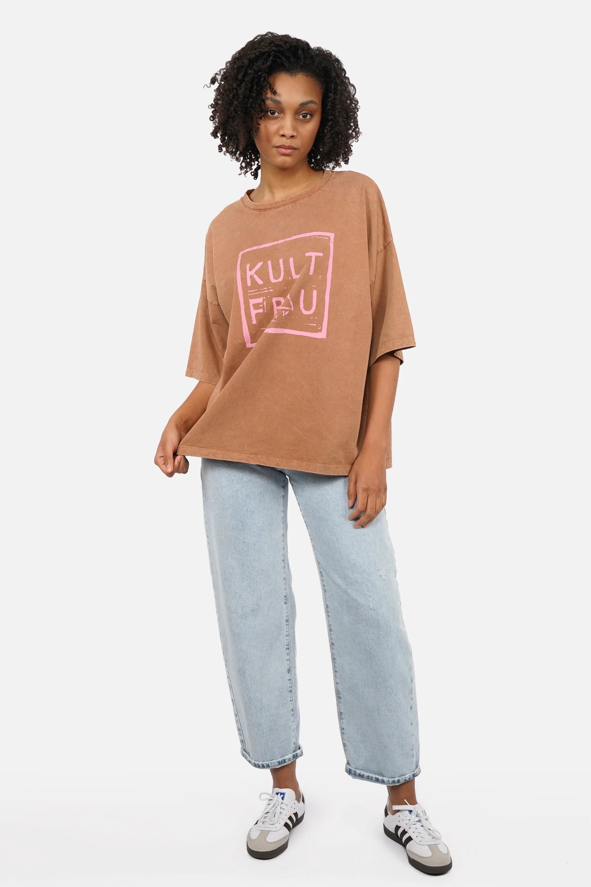 Maela.K T-Shirt in soft cotton with KULTFRAU print, round neck, boxy shape, and garment-wash finish.