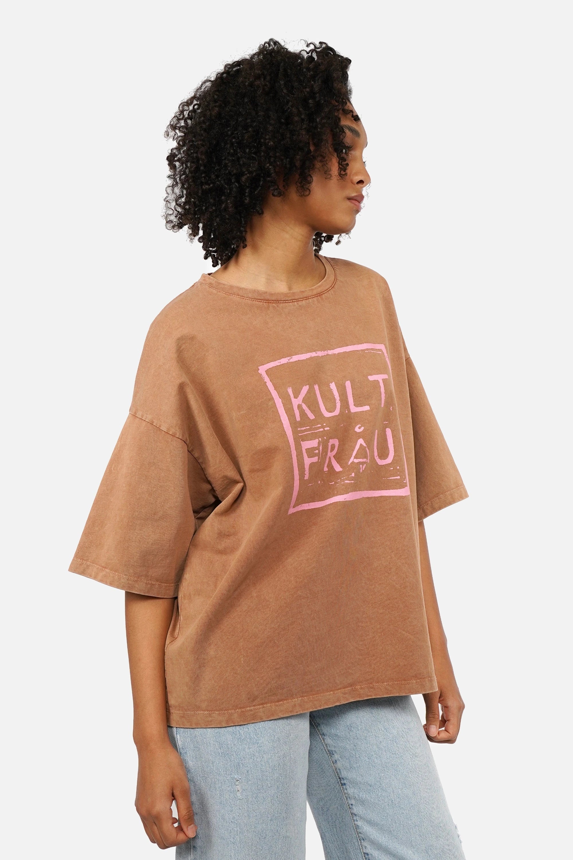 Maela.K T-Shirt soft cotton garment-wash boxy shape with KULTFRAU print and round neckline