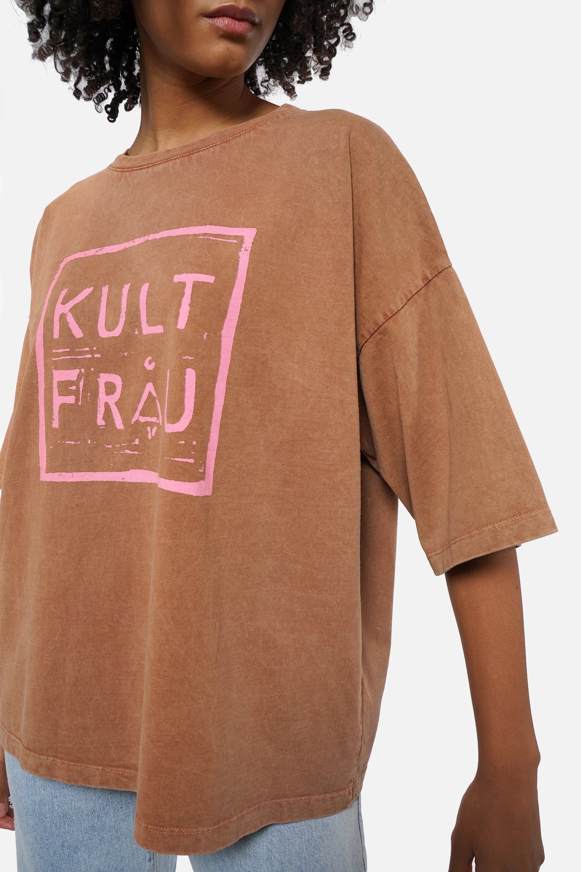 MAELA.K T-Shirt soft cotton garment-wash unique boxy shape regular fit with KULTFRAU front print