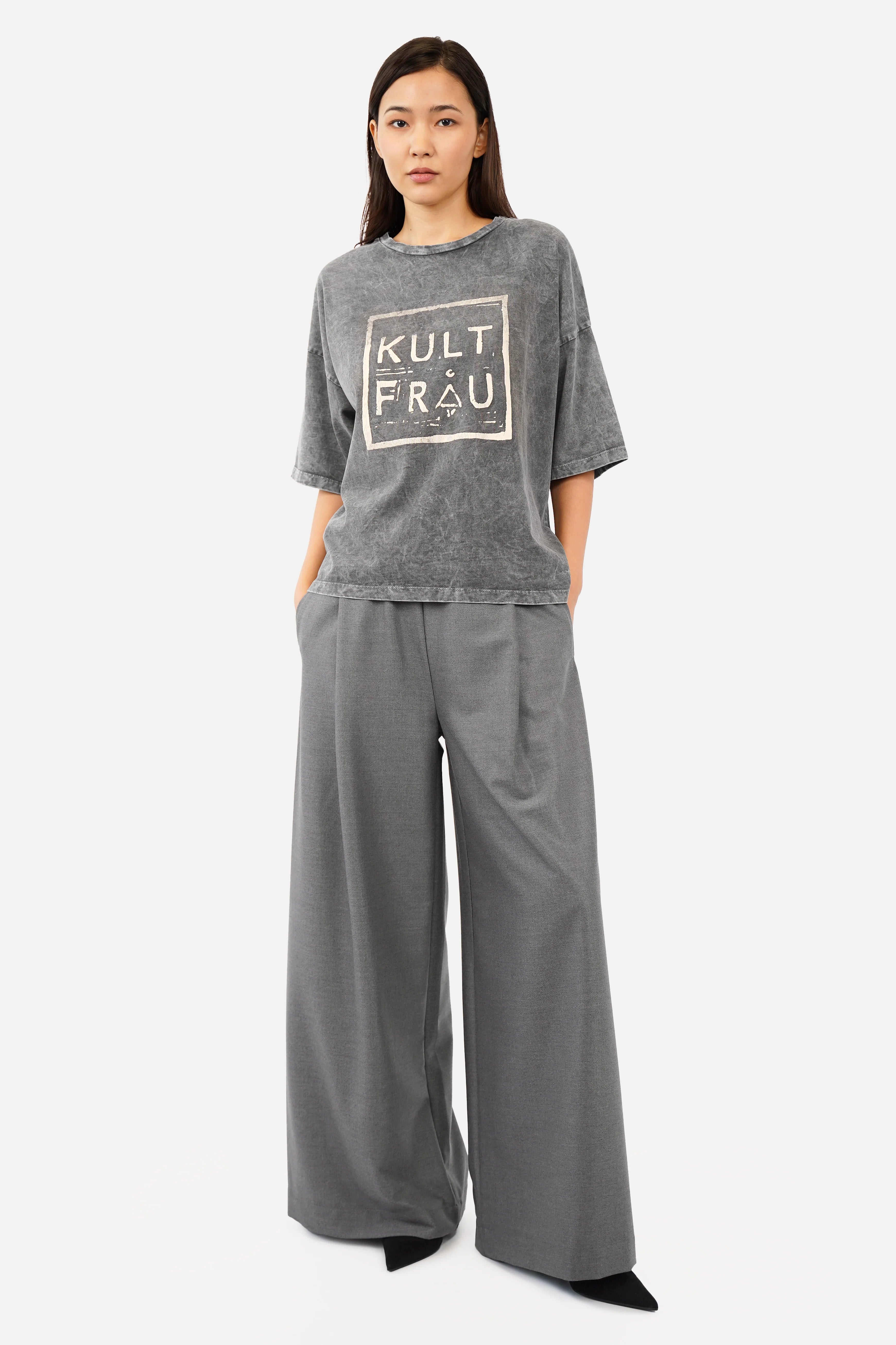 MAELA.K T-Shirt aus reiner Baumwolle mit Rundhalsausschnitt und KULTFRAU-Print in Boxy Shape