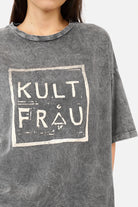 MAELA.K T-Shirt aus reiner Baumwolle mit Rundhalsausschnitt, KULTFRAU-Print und Boxy Shape
