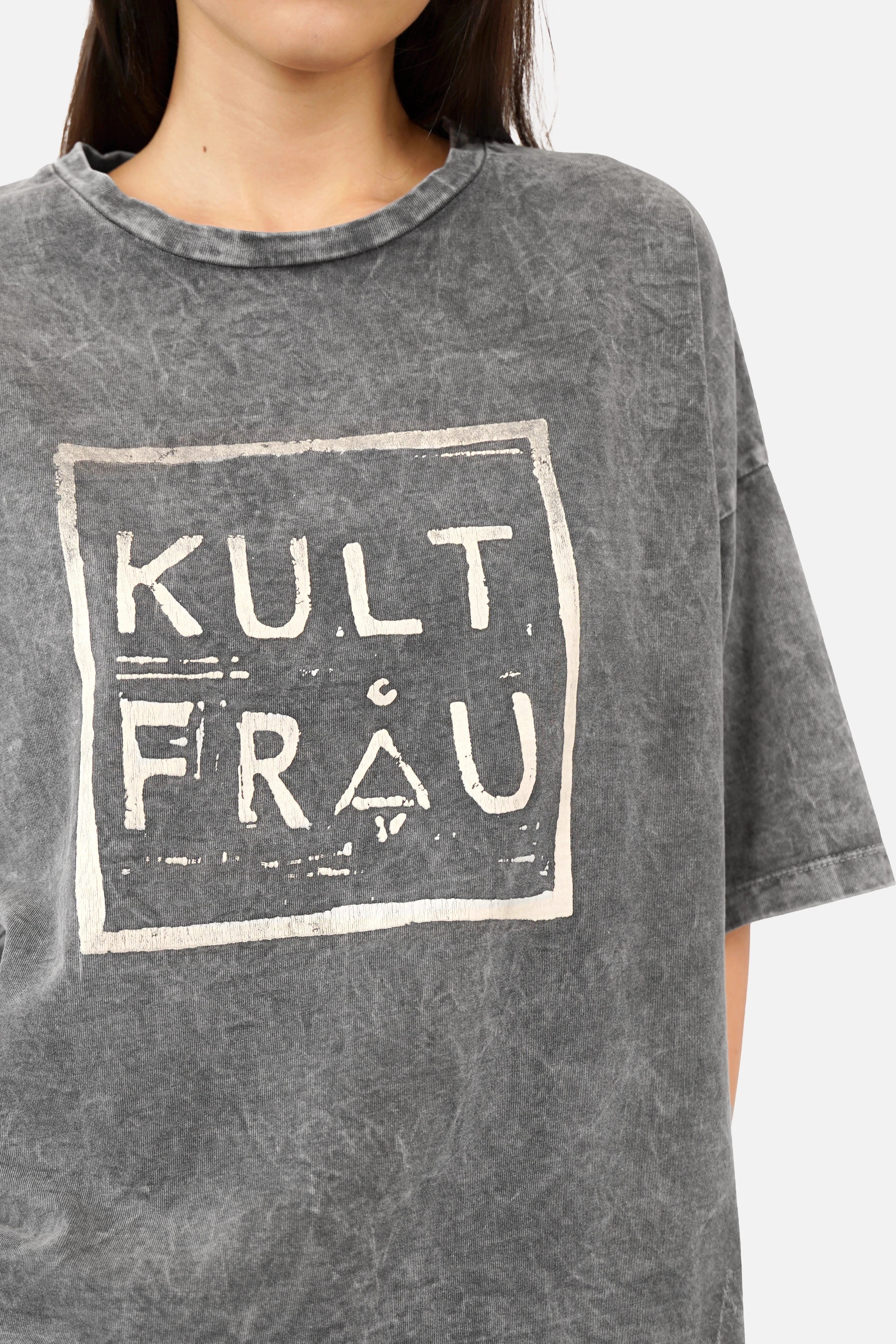 MAELA.K T-Shirt aus reiner Baumwolle mit Rundhalsausschnitt, KULTFRAU-Print und Boxy Shape