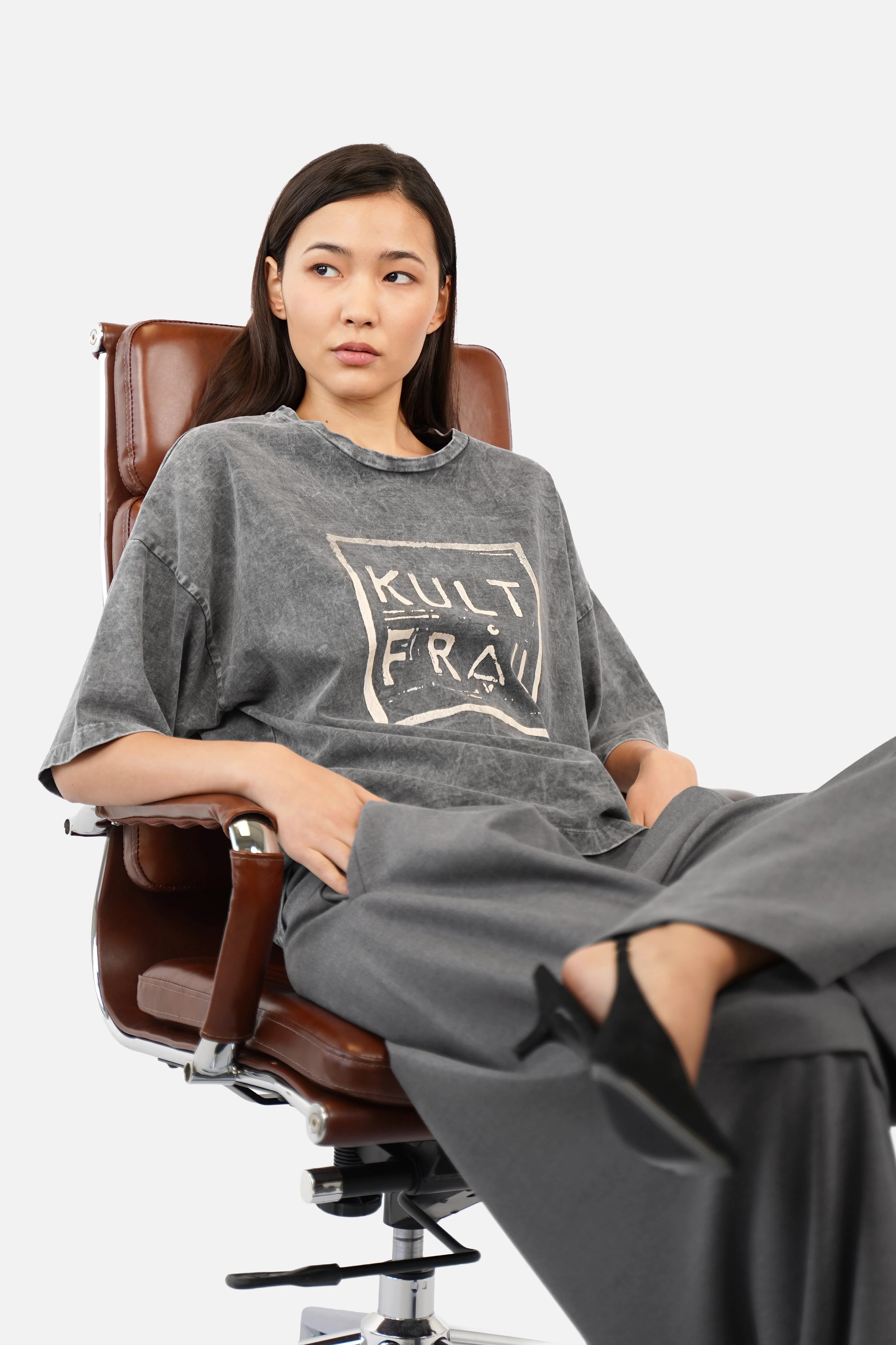 MAELA.K T-Shirt aus reiner Baumwolle mit Rundhalsausschnitt und KULTFRAU-Print in Boxy Shape