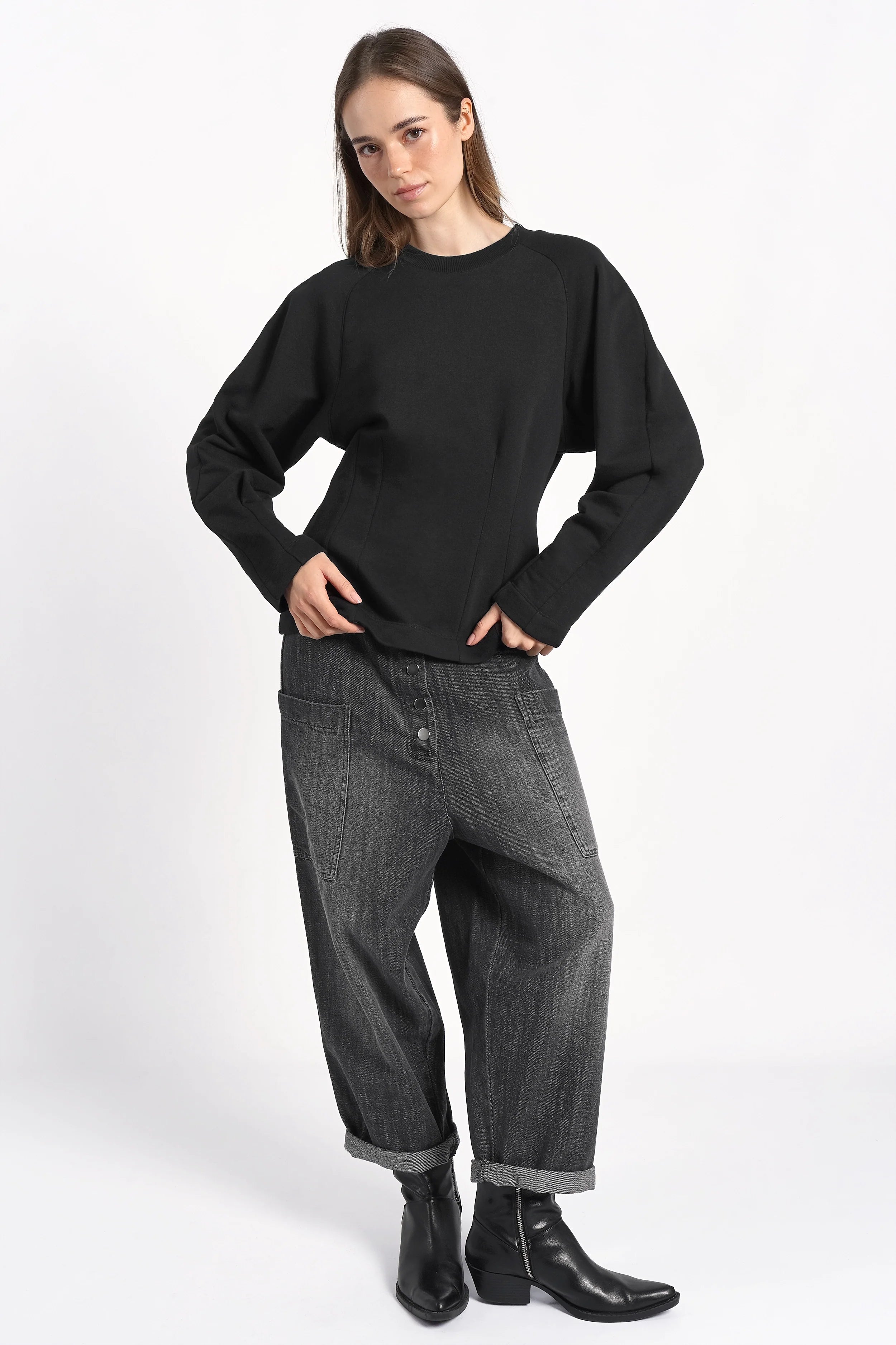 Frau trägt schwarzen MALVEA Sweater mit Rundhalsausschnitt und Relaxed Fit