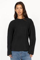 Schwarzer MALVEA Sweater mit Rundhalsausschnitt, überschnittenen Schultern und formgebenden Teilungsnähten, entspannt geschnitten.