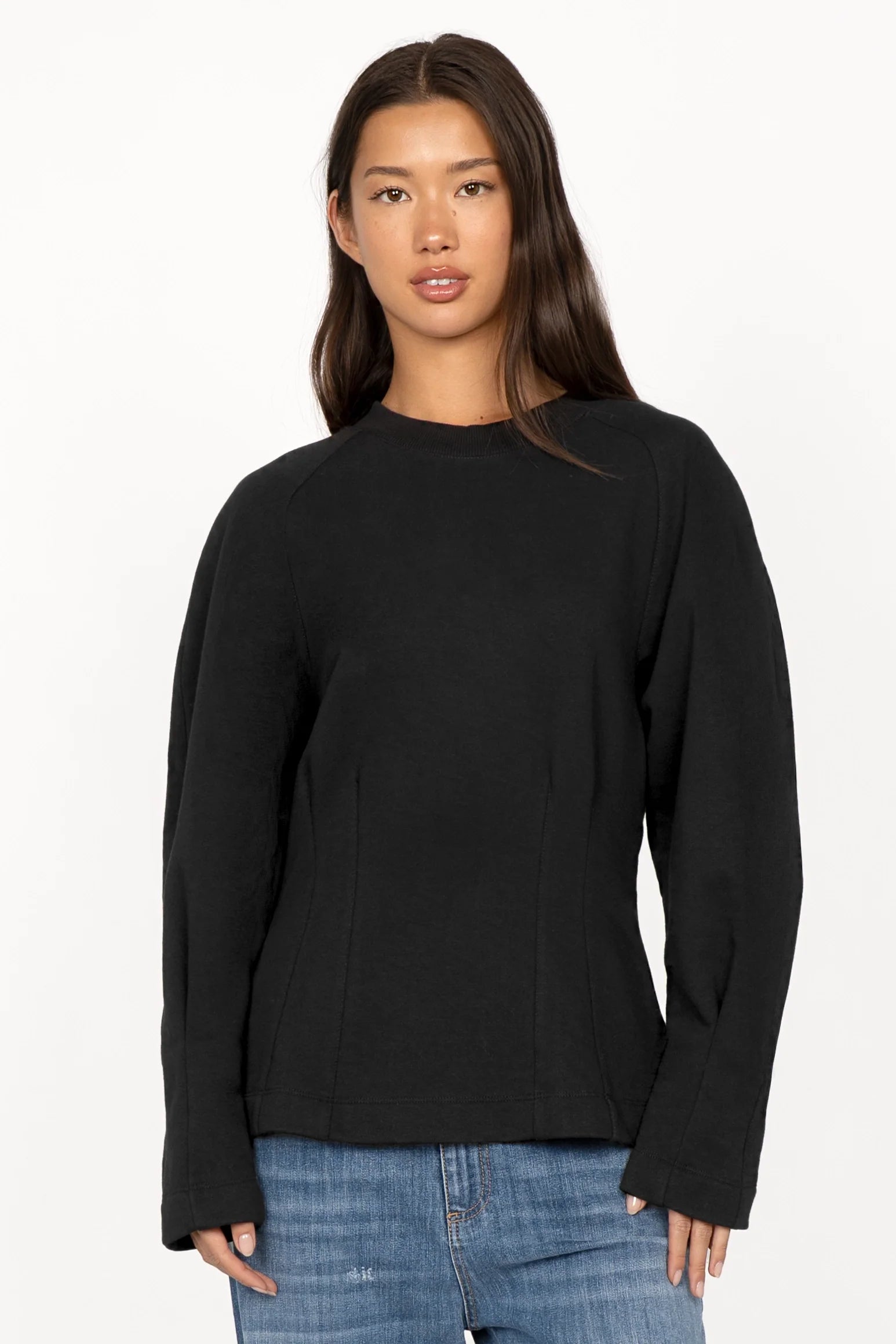 Schwarzer MALVEA Sweater mit Rundhalsausschnitt, überschnittenen Schultern und formgebenden Teilungsnähten, entspannt geschnitten.