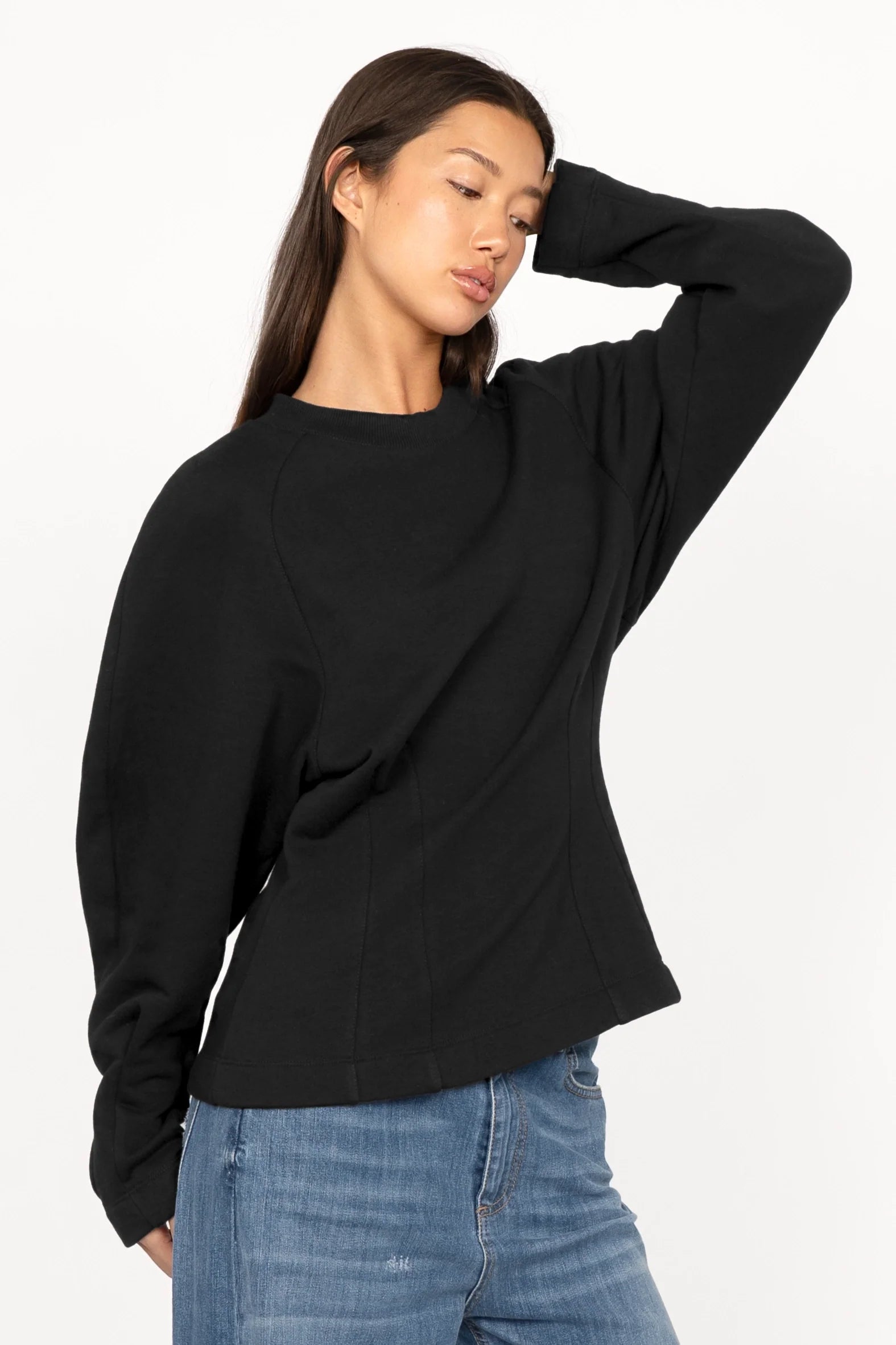 MALVEA Sweater in Schwarz mit Rundhalsausschnitt, Teilungsnähten und relaxed Fit aus kompakter Baumwollmischung