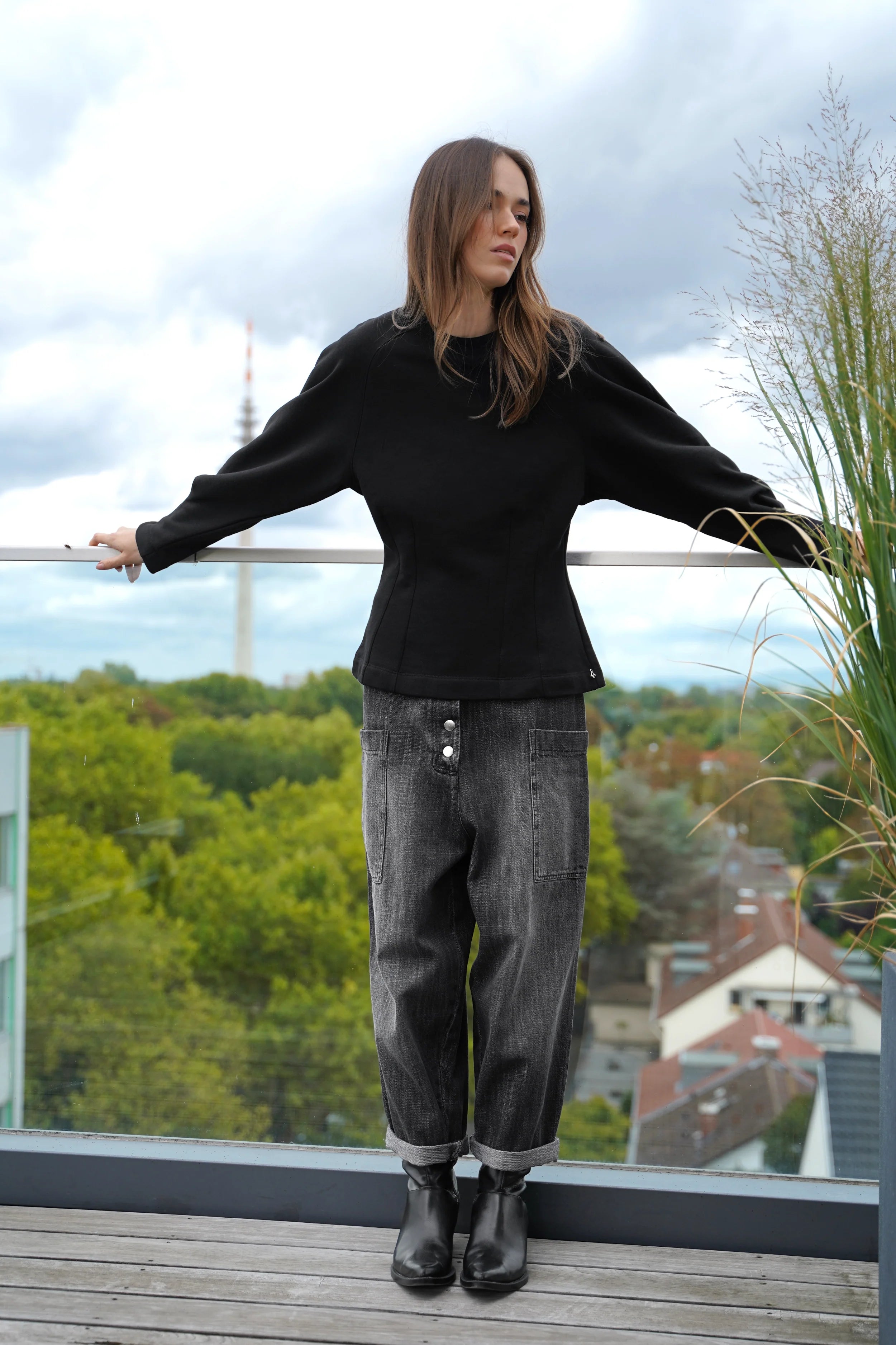MALVEA Sweater schwarz mit Teilungsnähten, Rundhalsausschnitt und relaxed Fit aus Baumwollmischung