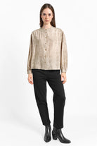 MARAJ Bluse aus Viskose-Mix mit Stehkragen, Knopfleiste und feinen Raffungen in beige