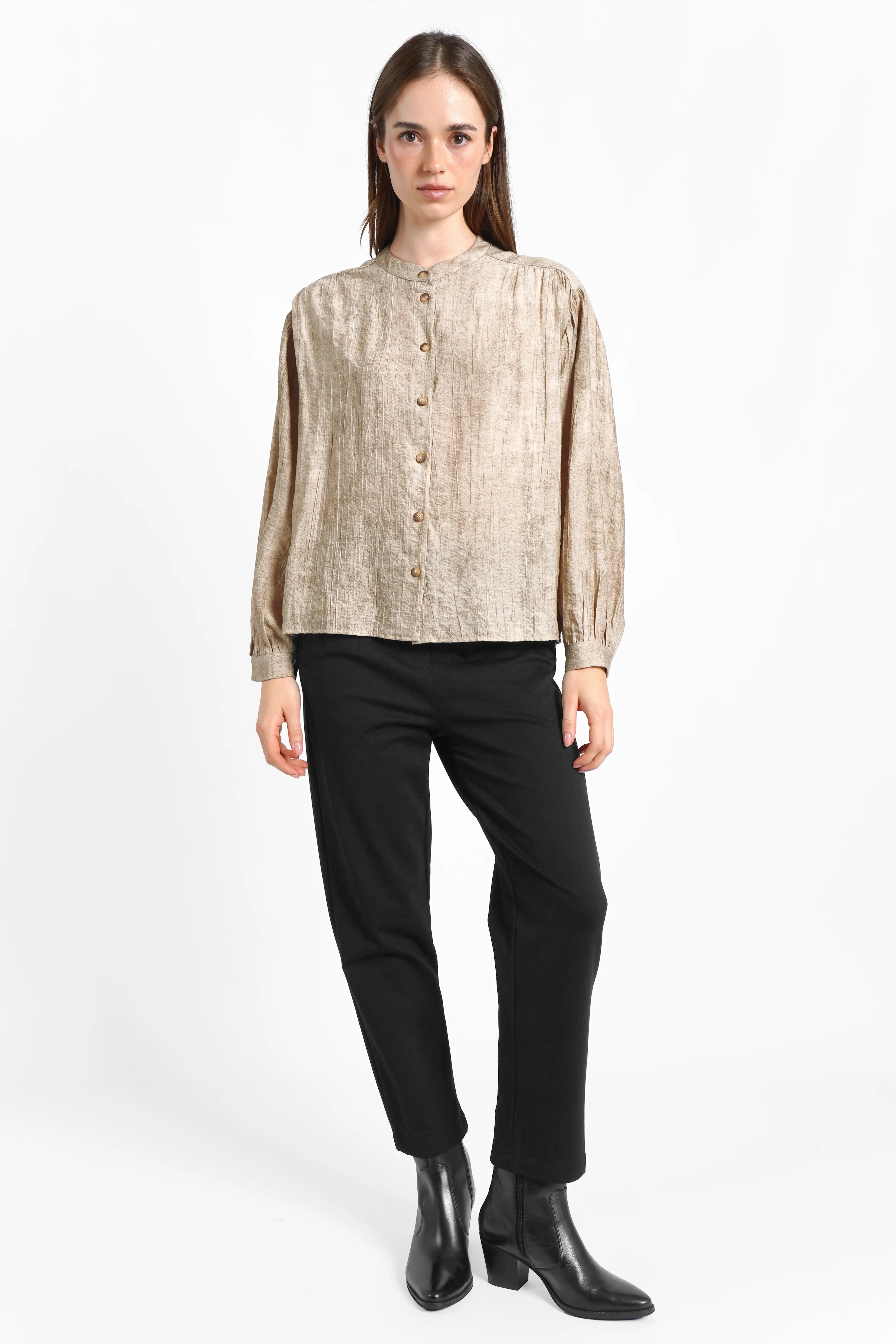 MARAJ Bluse aus Viskose-Mix mit Stehkragen, Knopfleiste und feinen Raffungen in beige