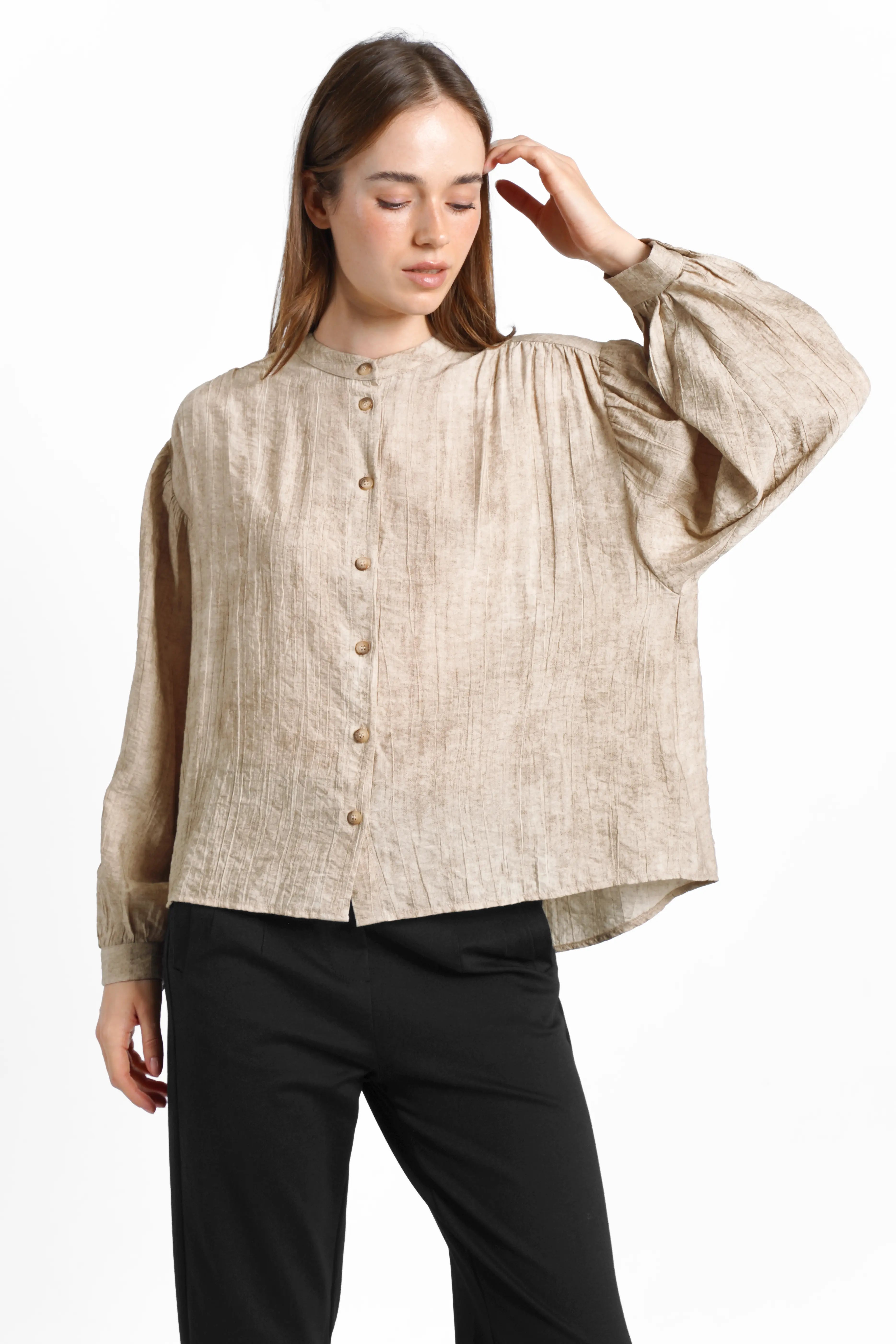 MARAJ Bluse aus Viskose mit Stehkragen, Knopfleiste und femininen Raffungen in Beige