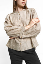 Moderne MARAJ Bluse mit Stehkragen, Knopfleiste und feinen Raffungen in beige